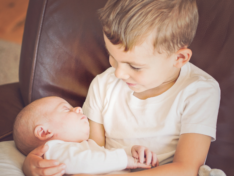 Brother and newborn baby Familienmanagerin Meilen